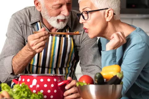 Ein älteres Paar kocht gemeinsam