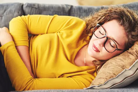 Frau mit Verdauungsprobleme hält sich den Bauch