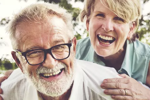 Lachende Frau und Mann im Wald